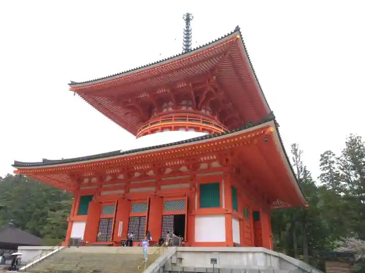 根本大塔 高野山金剛峯寺の{uncategorized: "未分類", other: "その他", undefined: "問題あり", building: "その他建物", grave: "お墓", sacred_gate: "鳥居", guardian: "狛犬", statue: "像", buddha: "仏像", history: "歴史", nature: "自然", garden: "庭園", animal: "動物", pagoda: "塔", temizu: "手水舎", mountain_gate: "山門・神門", sanctuary: "本殿・本堂", subordinate: "末社・摂社", art: "芸術", scenery: "景色", jizo: "地蔵", ema: "絵馬", goshuin: "御朱印", omikuji: "おみくじ", items: "授与品その他", amulet: "お守り", goshuincho: "御朱印帳", eats: "食事", festival: "お祭り", votive_dance: "神楽", shichigosan: "七五三参", wedding: "結婚式", experience: "体験その他", initially: "初詣", around: "周辺", anti_infection: "感染症対策"}