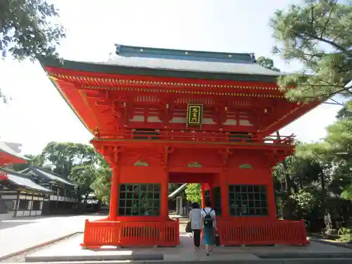 穴八幡宮の山門