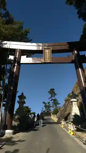 金華山黄金山神社の鳥居