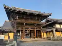 興正寺の{uncategorized: "未分類", other: "その他", undefined: "問題あり", building: "その他建物", grave: "お墓", sacred_gate: "鳥居", guardian: "狛犬", statue: "像", buddha: "仏像", history: "歴史", nature: "自然", garden: "庭園", animal: "動物", pagoda: "塔", temizu: "手水舎", mountain_gate: "山門・神門", sanctuary: "本殿・本堂", subordinate: "末社・摂社", art: "芸術", scenery: "景色", jizo: "地蔵", ema: "絵馬", goshuin: "御朱印", omikuji: "おみくじ", items: "授与品その他", amulet: "お守り", goshuincho: "御朱印帳", eats: "食事", festival: "お祭り", votive_dance: "神楽", shichigosan: "七五三参", wedding: "結婚式", experience: "体験その他", initially: "初詣", around: "周辺", anti_infection: "感染症対策"}