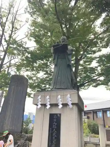 山縣神社の像