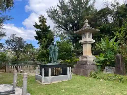 沖縄県護国神社の像