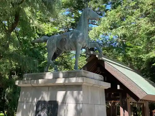 帯廣神社の像