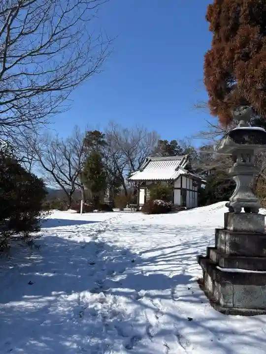 四津山神社の{uncategorized: "未分類", other: "その他", undefined: "問題あり", building: "その他建物", grave: "お墓", sacred_gate: "鳥居", guardian: "狛犬", statue: "像", buddha: "仏像", history: "歴史", nature: "自然", garden: "庭園", animal: "動物", pagoda: "塔", temizu: "手水舎", mountain_gate: "山門・神門", sanctuary: "本殿・本堂", subordinate: "末社・摂社", art: "芸術", scenery: "景色", jizo: "地蔵", ema: "絵馬", goshuin: "御朱印", omikuji: "おみくじ", items: "授与品その他", amulet: "お守り", goshuincho: "御朱印帳", eats: "食事", festival: "お祭り", votive_dance: "神楽", shichigosan: "七五三参", wedding: "結婚式", experience: "体験その他", initially: "初詣", around: "周辺", anti_infection: "感染症対策"}