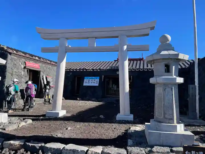 富士山頂上浅間大社奥宮の鳥居