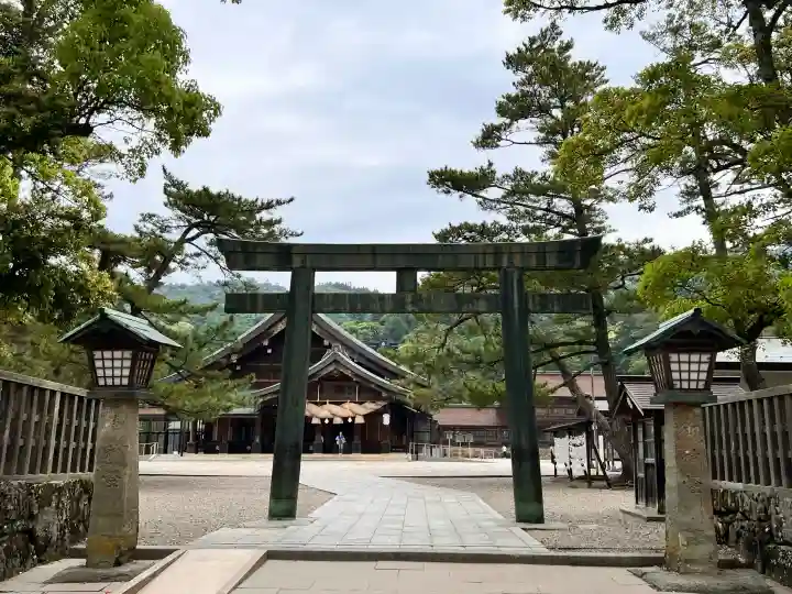 出雲大社の{uncategorized: "未分類", other: "その他", undefined: "問題あり", building: "その他建物", grave: "お墓", sacred_gate: "鳥居", guardian: "狛犬", statue: "像", buddha: "仏像", history: "歴史", nature: "自然", garden: "庭園", animal: "動物", pagoda: "塔", temizu: "手水舎", mountain_gate: "山門・神門", sanctuary: "本殿・本堂", subordinate: "末社・摂社", art: "芸術", scenery: "景色", jizo: "地蔵", ema: "絵馬", goshuin: "御朱印", omikuji: "おみくじ", items: "授与品その他", amulet: "お守り", goshuincho: "御朱印帳", eats: "食事", festival: "お祭り", votive_dance: "神楽", shichigosan: "七五三参", wedding: "結婚式", experience: "体験その他", initially: "初詣", around: "周辺", anti_infection: "感染症対策"}