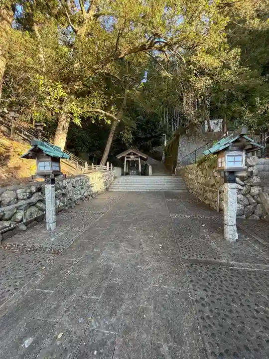 長島神社の{uncategorized: "未分類", other: "その他", undefined: "問題あり", building: "その他建物", grave: "お墓", sacred_gate: "鳥居", guardian: "狛犬", statue: "像", buddha: "仏像", history: "歴史", nature: "自然", garden: "庭園", animal: "動物", pagoda: "塔", temizu: "手水舎", mountain_gate: "山門・神門", sanctuary: "本殿・本堂", subordinate: "末社・摂社", art: "芸術", scenery: "景色", jizo: "地蔵", ema: "絵馬", goshuin: "御朱印", omikuji: "おみくじ", items: "授与品その他", amulet: "お守り", goshuincho: "御朱印帳", eats: "食事", festival: "お祭り", votive_dance: "神楽", shichigosan: "七五三参", wedding: "結婚式", experience: "体験その他", initially: "初詣", around: "周辺", anti_infection: "感染症対策"}