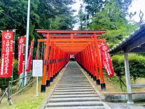 王地山まけきらい稲荷の鳥居