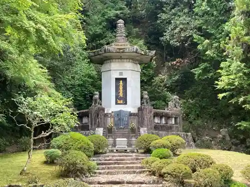久遠寺御廟所(山梨県)