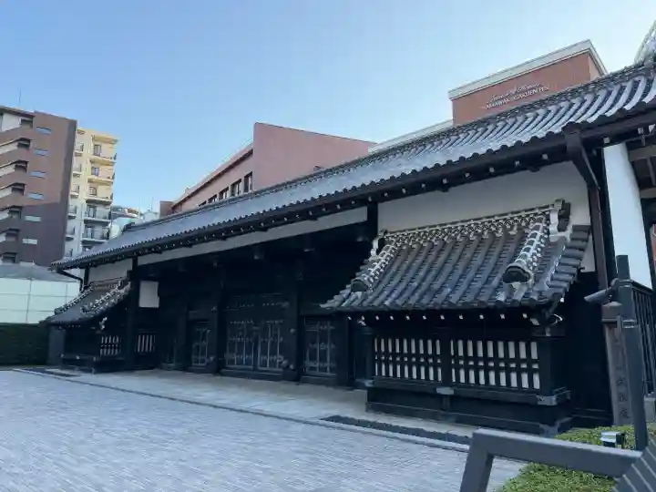 豊川稲荷東京別院の{uncategorized: "未分類", other: "その他", undefined: "問題あり", building: "その他建物", grave: "お墓", sacred_gate: "鳥居", guardian: "狛犬", statue: "像", buddha: "仏像", history: "歴史", nature: "自然", garden: "庭園", animal: "動物", pagoda: "塔", temizu: "手水舎", mountain_gate: "山門・神門", sanctuary: "本殿・本堂", subordinate: "末社・摂社", art: "芸術", scenery: "景色", jizo: "地蔵", ema: "絵馬", goshuin: "御朱印", omikuji: "おみくじ", items: "授与品その他", amulet: "お守り", goshuincho: "御朱印帳", eats: "食事", festival: "お祭り", votive_dance: "神楽", shichigosan: "七五三参", wedding: "結婚式", experience: "体験その他", initially: "初詣", around: "周辺", anti_infection: "感染症対策"}