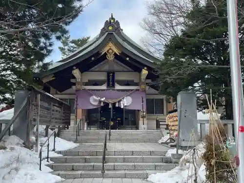 彌彦神社　(伊夜日子神社)の{uncategorized: "未分類", other: "その他", undefined: "問題あり", building: "その他建物", grave: "お墓", sacred_gate: "鳥居", guardian: "狛犬", statue: "像", buddha: "仏像", history: "歴史", nature: "自然", garden: "庭園", animal: "動物", pagoda: "塔", temizu: "手水舎", mountain_gate: "山門・神門", sanctuary: "本殿・本堂", subordinate: "末社・摂社", art: "芸術", scenery: "景色", jizo: "地蔵", ema: "絵馬", goshuin: "御朱印", omikuji: "おみくじ", items: "授与品その他", amulet: "お守り", goshuincho: "御朱印帳", eats: "食事", festival: "お祭り", votive_dance: "神楽", shichigosan: "七五三参", wedding: "結婚式", experience: "体験その他", initially: "初詣", around: "周辺", anti_infection: "感染症対策"}