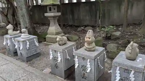 麄香神社の像