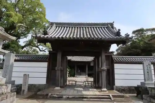 朝田寺の山門