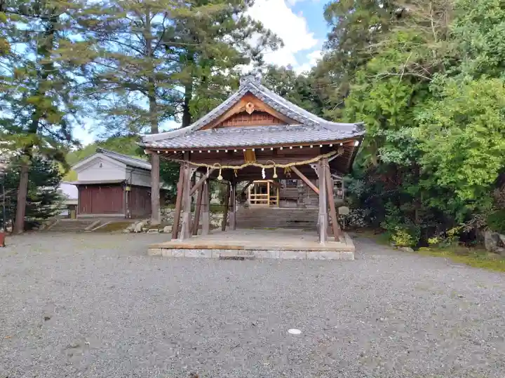 與能神社の{uncategorized: "未分類", other: "その他", undefined: "問題あり", building: "その他建物", grave: "お墓", sacred_gate: "鳥居", guardian: "狛犬", statue: "像", buddha: "仏像", history: "歴史", nature: "自然", garden: "庭園", animal: "動物", pagoda: "塔", temizu: "手水舎", mountain_gate: "山門・神門", sanctuary: "本殿・本堂", subordinate: "末社・摂社", art: "芸術", scenery: "景色", jizo: "地蔵", ema: "絵馬", goshuin: "御朱印", omikuji: "おみくじ", items: "授与品その他", amulet: "お守り", goshuincho: "御朱印帳", eats: "食事", festival: "お祭り", votive_dance: "神楽", shichigosan: "七五三参", wedding: "結婚式", experience: "体験その他", initially: "初詣", around: "周辺", anti_infection: "感染症対策"}