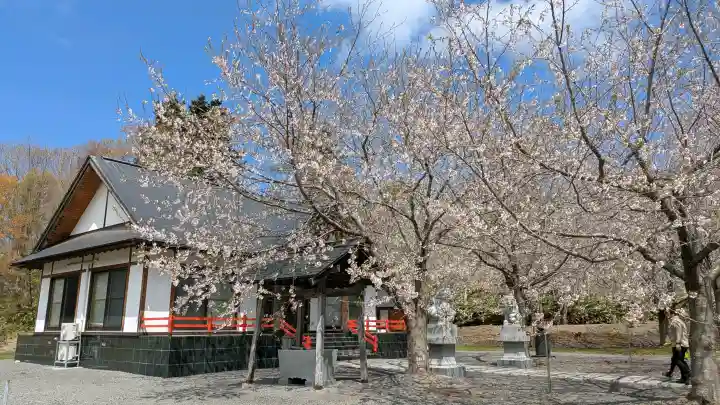 明和神社の{uncategorized: "未分類", other: "その他", undefined: "問題あり", building: "その他建物", grave: "お墓", sacred_gate: "鳥居", guardian: "狛犬", statue: "像", buddha: "仏像", history: "歴史", nature: "自然", garden: "庭園", animal: "動物", pagoda: "塔", temizu: "手水舎", mountain_gate: "山門・神門", sanctuary: "本殿・本堂", subordinate: "末社・摂社", art: "芸術", scenery: "景色", jizo: "地蔵", ema: "絵馬", goshuin: "御朱印", omikuji: "おみくじ", items: "授与品その他", amulet: "お守り", goshuincho: "御朱印帳", eats: "食事", festival: "お祭り", votive_dance: "神楽", shichigosan: "七五三参", wedding: "結婚式", experience: "体験その他", initially: "初詣", around: "周辺", anti_infection: "感染症対策"}