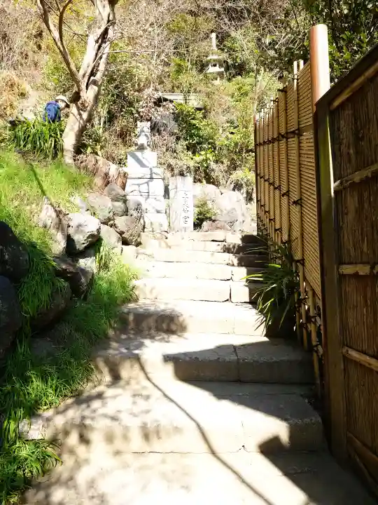 銭洗弁財天宇賀福神社の{uncategorized: "未分類", other: "その他", undefined: "問題あり", building: "その他建物", grave: "お墓", sacred_gate: "鳥居", guardian: "狛犬", statue: "像", buddha: "仏像", history: "歴史", nature: "自然", garden: "庭園", animal: "動物", pagoda: "塔", temizu: "手水舎", mountain_gate: "山門・神門", sanctuary: "本殿・本堂", subordinate: "末社・摂社", art: "芸術", scenery: "景色", jizo: "地蔵", ema: "絵馬", goshuin: "御朱印", omikuji: "おみくじ", items: "授与品その他", amulet: "お守り", goshuincho: "御朱印帳", eats: "食事", festival: "お祭り", votive_dance: "神楽", shichigosan: "七五三参", wedding: "結婚式", experience: "体験その他", initially: "初詣", around: "周辺", anti_infection: "感染症対策"}