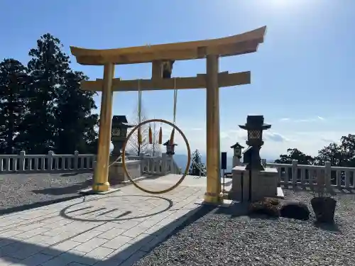 秋葉山本宮 秋葉神社 上社の{uncategorized: "未分類", other: "その他", undefined: "問題あり", building: "その他建物", grave: "お墓", sacred_gate: "鳥居", guardian: "狛犬", statue: "像", buddha: "仏像", history: "歴史", nature: "自然", garden: "庭園", animal: "動物", pagoda: "塔", temizu: "手水舎", mountain_gate: "山門・神門", sanctuary: "本殿・本堂", subordinate: "末社・摂社", art: "芸術", scenery: "景色", jizo: "地蔵", ema: "絵馬", goshuin: "御朱印", omikuji: "おみくじ", items: "授与品その他", amulet: "お守り", goshuincho: "御朱印帳", eats: "食事", festival: "お祭り", votive_dance: "神楽", shichigosan: "七五三参", wedding: "結婚式", experience: "体験その他", initially: "初詣", around: "周辺", anti_infection: "感染症対策"}