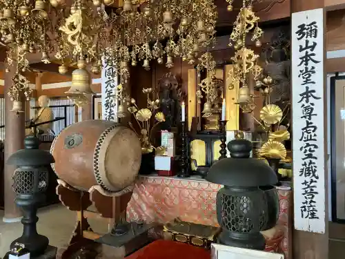 大聖院弥山本堂の{uncategorized: "未分類", other: "その他", undefined: "問題あり", building: "その他建物", grave: "お墓", sacred_gate: "鳥居", guardian: "狛犬", statue: "像", buddha: "仏像", history: "歴史", nature: "自然", garden: "庭園", animal: "動物", pagoda: "塔", temizu: "手水舎", mountain_gate: "山門・神門", sanctuary: "本殿・本堂", subordinate: "末社・摂社", art: "芸術", scenery: "景色", jizo: "地蔵", ema: "絵馬", goshuin: "御朱印", omikuji: "おみくじ", items: "授与品その他", amulet: "お守り", goshuincho: "御朱印帳", eats: "食事", festival: "お祭り", votive_dance: "神楽", shichigosan: "七五三参", wedding: "結婚式", experience: "体験その他", initially: "初詣", around: "周辺", anti_infection: "感染症対策"}