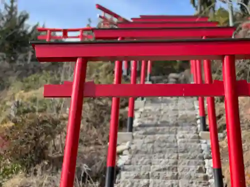 差出磯大嶽山神社 仕事と健康と厄よけの神さまの鳥居