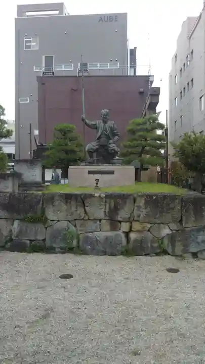 三姉妹神社の像