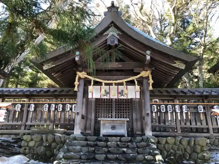 諏訪大社上社前宮の本殿・本堂