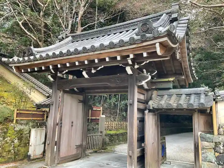 円照寺の山門・神門