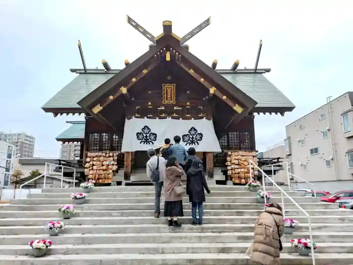 札幌諏訪神社の{uncategorized: "未分類", other: "その他", undefined: "問題あり", building: "その他建物", grave: "お墓", sacred_gate: "鳥居", guardian: "狛犬", statue: "像", buddha: "仏像", history: "歴史", nature: "自然", garden: "庭園", animal: "動物", pagoda: "塔", temizu: "手水舎", mountain_gate: "山門・神門", sanctuary: "本殿・本堂", subordinate: "末社・摂社", art: "芸術", scenery: "景色", jizo: "地蔵", ema: "絵馬", goshuin: "御朱印", omikuji: "おみくじ", items: "授与品その他", amulet: "お守り", goshuincho: "御朱印帳", eats: "食事", festival: "お祭り", votive_dance: "神楽", shichigosan: "七五三参", wedding: "結婚式", experience: "体験その他", initially: "初詣", around: "周辺", anti_infection: "感染症対策"}