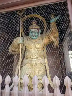 四天王「多聞天」
宝塔槍を手にもって　すなおに耳をかたむける
　福徳たちまち集って　豊かな社会を守ります
