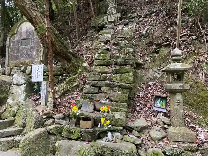 大本山七宝瀧寺の{uncategorized: "未分類", other: "その他", undefined: "問題あり", building: "その他建物", grave: "お墓", sacred_gate: "鳥居", guardian: "狛犬", statue: "像", buddha: "仏像", history: "歴史", nature: "自然", garden: "庭園", animal: "動物", pagoda: "塔", temizu: "手水舎", mountain_gate: "山門・神門", sanctuary: "本殿・本堂", subordinate: "末社・摂社", art: "芸術", scenery: "景色", jizo: "地蔵", ema: "絵馬", goshuin: "御朱印", omikuji: "おみくじ", items: "授与品その他", amulet: "お守り", goshuincho: "御朱印帳", eats: "食事", festival: "お祭り", votive_dance: "神楽", shichigosan: "七五三参", wedding: "結婚式", experience: "体験その他", initially: "初詣", around: "周辺", anti_infection: "感染症対策"}