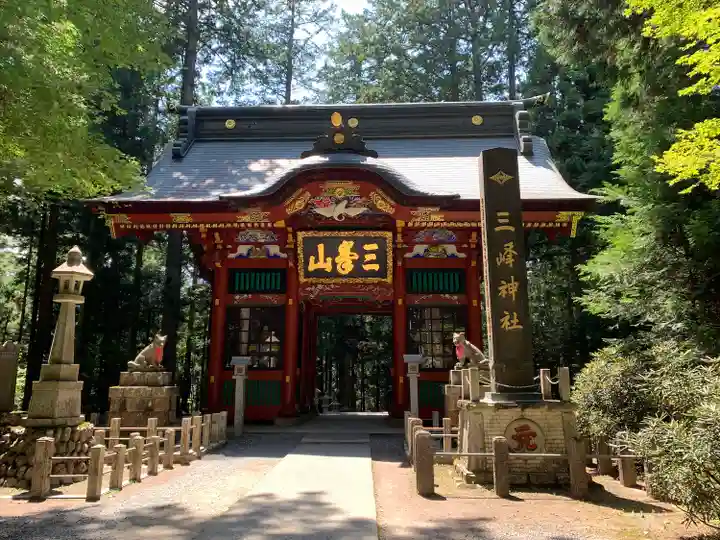 三峯神社の山門・神門