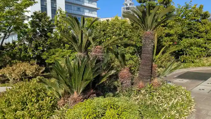 鉄道神社の庭園
