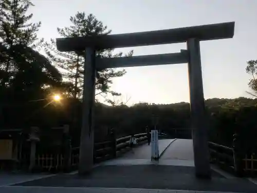 伊勢神宮内宮（皇大神宮）の{uncategorized: "未分類", other: "その他", undefined: "問題あり", building: "その他建物", grave: "お墓", sacred_gate: "鳥居", guardian: "狛犬", statue: "像", buddha: "仏像", history: "歴史", nature: "自然", garden: "庭園", animal: "動物", pagoda: "塔", temizu: "手水舎", mountain_gate: "山門・神門", sanctuary: "本殿・本堂", subordinate: "末社・摂社", art: "芸術", scenery: "景色", jizo: "地蔵", ema: "絵馬", goshuin: "御朱印", omikuji: "おみくじ", items: "授与品その他", amulet: "お守り", goshuincho: "御朱印帳", eats: "食事", festival: "お祭り", votive_dance: "神楽", shichigosan: "七五三参", wedding: "結婚式", experience: "体験その他", initially: "初詣", around: "周辺", anti_infection: "感染症対策"}