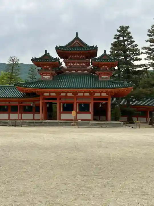 平安神宮の{uncategorized: "未分類", other: "その他", undefined: "問題あり", building: "その他建物", grave: "お墓", sacred_gate: "鳥居", guardian: "狛犬", statue: "像", buddha: "仏像", history: "歴史", nature: "自然", garden: "庭園", animal: "動物", pagoda: "塔", temizu: "手水舎", mountain_gate: "山門・神門", sanctuary: "本殿・本堂", subordinate: "末社・摂社", art: "芸術", scenery: "景色", jizo: "地蔵", ema: "絵馬", goshuin: "御朱印", omikuji: "おみくじ", items: "授与品その他", amulet: "お守り", goshuincho: "御朱印帳", eats: "食事", festival: "お祭り", votive_dance: "神楽", shichigosan: "七五三参", wedding: "結婚式", experience: "体験その他", initially: "初詣", around: "周辺", anti_infection: "感染症対策"}