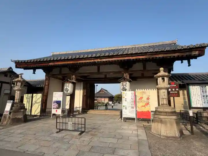 東寺(教王護国寺)の{uncategorized: "未分類", other: "その他", undefined: "問題あり", building: "その他建物", grave: "お墓", sacred_gate: "鳥居", guardian: "狛犬", statue: "像", buddha: "仏像", history: "歴史", nature: "自然", garden: "庭園", animal: "動物", pagoda: "塔", temizu: "手水舎", mountain_gate: "山門・神門", sanctuary: "本殿・本堂", subordinate: "末社・摂社", art: "芸術", scenery: "景色", jizo: "地蔵", ema: "絵馬", goshuin: "御朱印", omikuji: "おみくじ", items: "授与品その他", amulet: "お守り", goshuincho: "御朱印帳", eats: "食事", festival: "お祭り", votive_dance: "神楽", shichigosan: "七五三参", wedding: "結婚式", experience: "体験その他", initially: "初詣", around: "周辺", anti_infection: "感染症対策"}