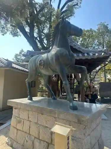 藤森神社の{uncategorized: "未分類", other: "その他", undefined: "問題あり", building: "その他建物", grave: "お墓", sacred_gate: "鳥居", guardian: "狛犬", statue: "像", buddha: "仏像", history: "歴史", nature: "自然", garden: "庭園", animal: "動物", pagoda: "塔", temizu: "手水舎", mountain_gate: "山門・神門", sanctuary: "本殿・本堂", subordinate: "末社・摂社", art: "芸術", scenery: "景色", jizo: "地蔵", ema: "絵馬", goshuin: "御朱印", omikuji: "おみくじ", items: "授与品その他", amulet: "お守り", goshuincho: "御朱印帳", eats: "食事", festival: "お祭り", votive_dance: "神楽", shichigosan: "七五三参", wedding: "結婚式", experience: "体験その他", initially: "初詣", around: "周辺", anti_infection: "感染症対策"}