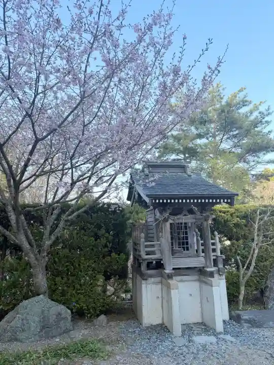 龍本寺の{uncategorized: "未分類", other: "その他", undefined: "問題あり", building: "その他建物", grave: "お墓", sacred_gate: "鳥居", guardian: "狛犬", statue: "像", buddha: "仏像", history: "歴史", nature: "自然", garden: "庭園", animal: "動物", pagoda: "塔", temizu: "手水舎", mountain_gate: "山門・神門", sanctuary: "本殿・本堂", subordinate: "末社・摂社", art: "芸術", scenery: "景色", jizo: "地蔵", ema: "絵馬", goshuin: "御朱印", omikuji: "おみくじ", items: "授与品その他", amulet: "お守り", goshuincho: "御朱印帳", eats: "食事", festival: "お祭り", votive_dance: "神楽", shichigosan: "七五三参", wedding: "結婚式", experience: "体験その他", initially: "初詣", around: "周辺", anti_infection: "感染症対策"}