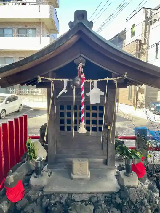稲荷神社の{uncategorized: "未分類", other: "その他", undefined: "問題あり", building: "その他建物", grave: "お墓", sacred_gate: "鳥居", guardian: "狛犬", statue: "像", buddha: "仏像", history: "歴史", nature: "自然", garden: "庭園", animal: "動物", pagoda: "塔", temizu: "手水舎", mountain_gate: "山門・神門", sanctuary: "本殿・本堂", subordinate: "末社・摂社", art: "芸術", scenery: "景色", jizo: "地蔵", ema: "絵馬", goshuin: "御朱印", omikuji: "おみくじ", items: "授与品その他", amulet: "お守り", goshuincho: "御朱印帳", eats: "食事", festival: "お祭り", votive_dance: "神楽", shichigosan: "七五三参", wedding: "結婚式", experience: "体験その他", initially: "初詣", around: "周辺", anti_infection: "感染症対策"}