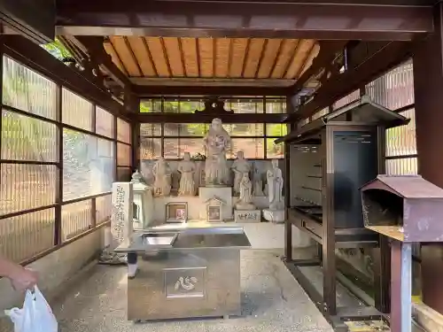 倶利迦羅不動寺山頂本堂の{uncategorized: "未分類", other: "その他", undefined: "問題あり", building: "その他建物", grave: "お墓", sacred_gate: "鳥居", guardian: "狛犬", statue: "像", buddha: "仏像", history: "歴史", nature: "自然", garden: "庭園", animal: "動物", pagoda: "塔", temizu: "手水舎", mountain_gate: "山門・神門", sanctuary: "本殿・本堂", subordinate: "末社・摂社", art: "芸術", scenery: "景色", jizo: "地蔵", ema: "絵馬", goshuin: "御朱印", omikuji: "おみくじ", items: "授与品その他", amulet: "お守り", goshuincho: "御朱印帳", eats: "食事", festival: "お祭り", votive_dance: "神楽", shichigosan: "七五三参", wedding: "結婚式", experience: "体験その他", initially: "初詣", around: "周辺", anti_infection: "感染症対策"}