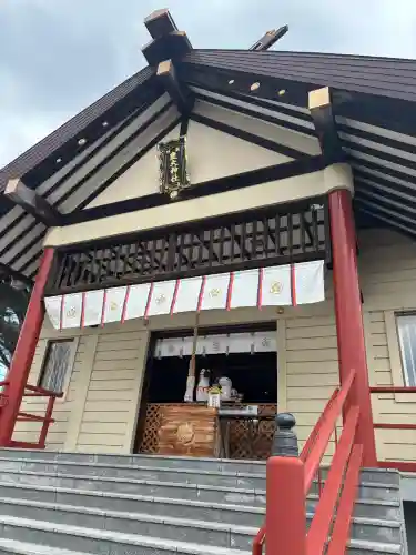 新川皇大神社の{uncategorized: "未分類", other: "その他", undefined: "問題あり", building: "その他建物", grave: "お墓", sacred_gate: "鳥居", guardian: "狛犬", statue: "像", buddha: "仏像", history: "歴史", nature: "自然", garden: "庭園", animal: "動物", pagoda: "塔", temizu: "手水舎", mountain_gate: "山門・神門", sanctuary: "本殿・本堂", subordinate: "末社・摂社", art: "芸術", scenery: "景色", jizo: "地蔵", ema: "絵馬", goshuin: "御朱印", omikuji: "おみくじ", items: "授与品その他", amulet: "お守り", goshuincho: "御朱印帳", eats: "食事", festival: "お祭り", votive_dance: "神楽", shichigosan: "七五三参", wedding: "結婚式", experience: "体験その他", initially: "初詣", around: "周辺", anti_infection: "感染症対策"}