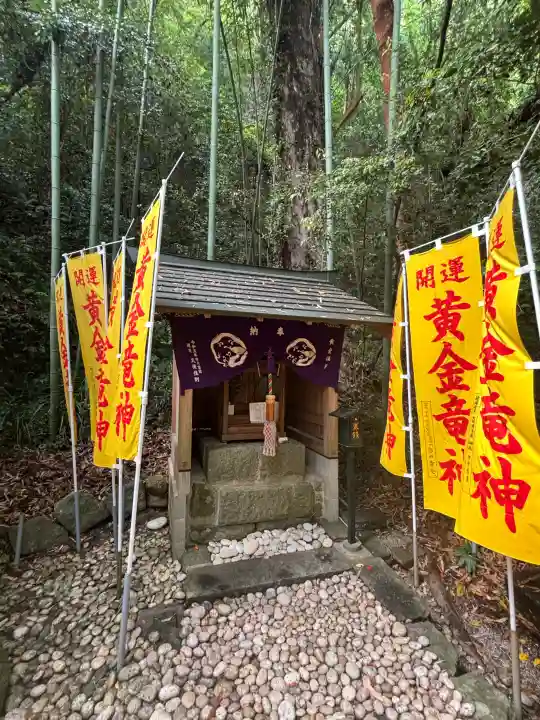 花窟神社の{uncategorized: "未分類", other: "その他", undefined: "問題あり", building: "その他建物", grave: "お墓", sacred_gate: "鳥居", guardian: "狛犬", statue: "像", buddha: "仏像", history: "歴史", nature: "自然", garden: "庭園", animal: "動物", pagoda: "塔", temizu: "手水舎", mountain_gate: "山門・神門", sanctuary: "本殿・本堂", subordinate: "末社・摂社", art: "芸術", scenery: "景色", jizo: "地蔵", ema: "絵馬", goshuin: "御朱印", omikuji: "おみくじ", items: "授与品その他", amulet: "お守り", goshuincho: "御朱印帳", eats: "食事", festival: "お祭り", votive_dance: "神楽", shichigosan: "七五三参", wedding: "結婚式", experience: "体験その他", initially: "初詣", around: "周辺", anti_infection: "感染症対策"}