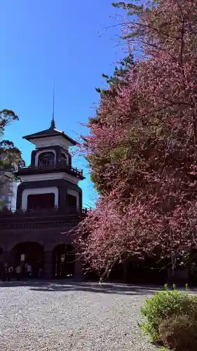尾山神社の{uncategorized: "未分類", other: "その他", undefined: "問題あり", building: "その他建物", grave: "お墓", sacred_gate: "鳥居", guardian: "狛犬", statue: "像", buddha: "仏像", history: "歴史", nature: "自然", garden: "庭園", animal: "動物", pagoda: "塔", temizu: "手水舎", mountain_gate: "山門・神門", sanctuary: "本殿・本堂", subordinate: "末社・摂社", art: "芸術", scenery: "景色", jizo: "地蔵", ema: "絵馬", goshuin: "御朱印", omikuji: "おみくじ", items: "授与品その他", amulet: "お守り", goshuincho: "御朱印帳", eats: "食事", festival: "お祭り", votive_dance: "神楽", shichigosan: "七五三参", wedding: "結婚式", experience: "体験その他", initially: "初詣", around: "周辺", anti_infection: "感染症対策"}