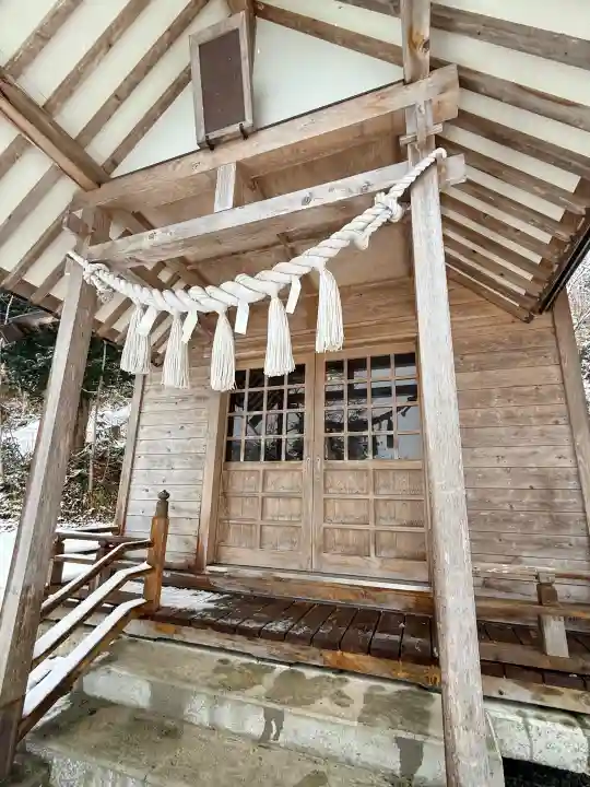 湯倉神社の{uncategorized: "未分類", other: "その他", undefined: "問題あり", building: "その他建物", grave: "お墓", sacred_gate: "鳥居", guardian: "狛犬", statue: "像", buddha: "仏像", history: "歴史", nature: "自然", garden: "庭園", animal: "動物", pagoda: "塔", temizu: "手水舎", mountain_gate: "山門・神門", sanctuary: "本殿・本堂", subordinate: "末社・摂社", art: "芸術", scenery: "景色", jizo: "地蔵", ema: "絵馬", goshuin: "御朱印", omikuji: "おみくじ", items: "授与品その他", amulet: "お守り", goshuincho: "御朱印帳", eats: "食事", festival: "お祭り", votive_dance: "神楽", shichigosan: "七五三参", wedding: "結婚式", experience: "体験その他", initially: "初詣", around: "周辺", anti_infection: "感染症対策"}