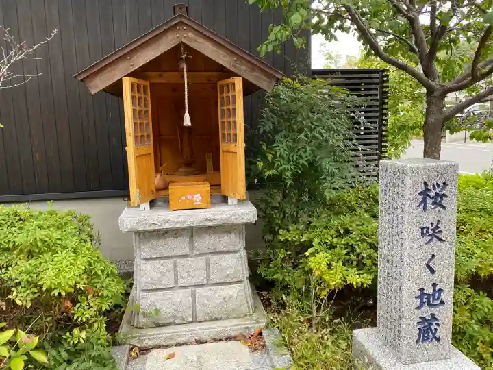 桜咲く地蔵(宮城県)
