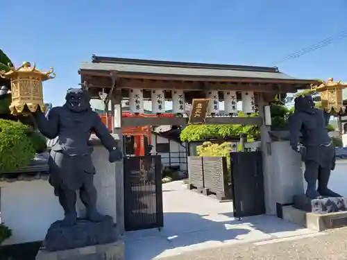 西光寺の山門