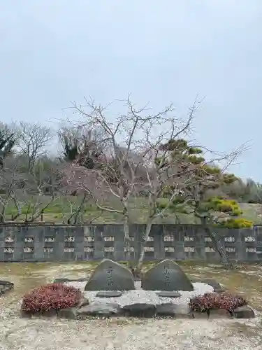 神社の{uncategorized: "未分類", other: "その他", undefined: "問題あり", building: "その他建物", grave: "お墓", sacred_gate: "鳥居", guardian: "狛犬", statue: "像", buddha: "仏像", history: "歴史", nature: "自然", garden: "庭園", animal: "動物", pagoda: "塔", temizu: "手水舎", mountain_gate: "山門・神門", sanctuary: "本殿・本堂", subordinate: "末社・摂社", art: "芸術", scenery: "景色", jizo: "地蔵", ema: "絵馬", goshuin: "御朱印", omikuji: "おみくじ", items: "授与品その他", amulet: "お守り", goshuincho: "御朱印帳", eats: "食事", festival: "お祭り", votive_dance: "神楽", shichigosan: "七五三参", wedding: "結婚式", experience: "体験その他", initially: "初詣", around: "周辺", anti_infection: "感染症対策"}