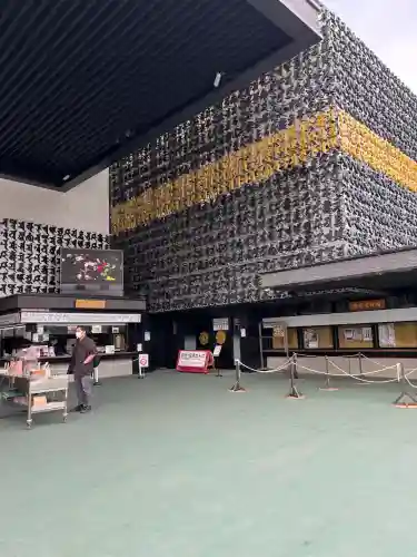 成田山深川不動堂（新勝寺東京別院）の{uncategorized: "未分類", other: "その他", undefined: "問題あり", building: "その他建物", grave: "お墓", sacred_gate: "鳥居", guardian: "狛犬", statue: "像", buddha: "仏像", history: "歴史", nature: "自然", garden: "庭園", animal: "動物", pagoda: "塔", temizu: "手水舎", mountain_gate: "山門・神門", sanctuary: "本殿・本堂", subordinate: "末社・摂社", art: "芸術", scenery: "景色", jizo: "地蔵", ema: "絵馬", goshuin: "御朱印", omikuji: "おみくじ", items: "授与品その他", amulet: "お守り", goshuincho: "御朱印帳", eats: "食事", festival: "お祭り", votive_dance: "神楽", shichigosan: "七五三参", wedding: "結婚式", experience: "体験その他", initially: "初詣", around: "周辺", anti_infection: "感染症対策"}