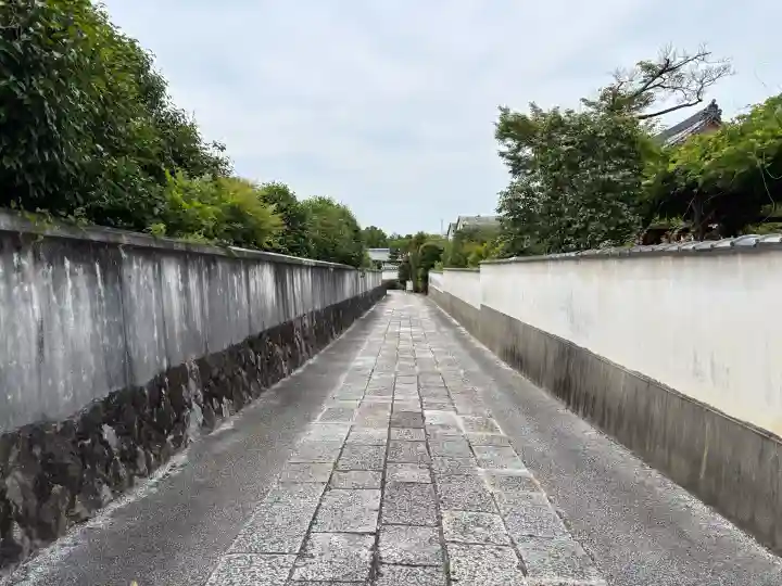 霊雲院の{uncategorized: "未分類", other: "その他", undefined: "問題あり", building: "その他建物", grave: "お墓", sacred_gate: "鳥居", guardian: "狛犬", statue: "像", buddha: "仏像", history: "歴史", nature: "自然", garden: "庭園", animal: "動物", pagoda: "塔", temizu: "手水舎", mountain_gate: "山門・神門", sanctuary: "本殿・本堂", subordinate: "末社・摂社", art: "芸術", scenery: "景色", jizo: "地蔵", ema: "絵馬", goshuin: "御朱印", omikuji: "おみくじ", items: "授与品その他", amulet: "お守り", goshuincho: "御朱印帳", eats: "食事", festival: "お祭り", votive_dance: "神楽", shichigosan: "七五三参", wedding: "結婚式", experience: "体験その他", initially: "初詣", around: "周辺", anti_infection: "感染症対策"}