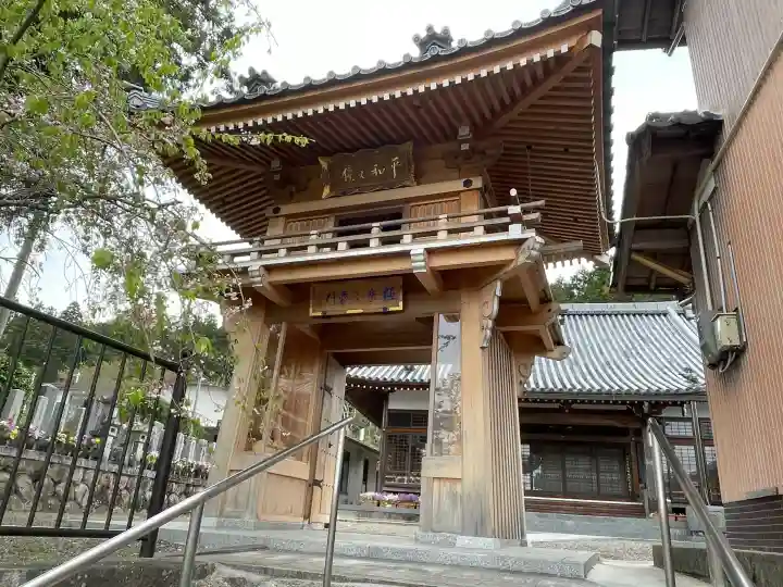 慈済寺の{uncategorized: "未分類", other: "その他", undefined: "問題あり", building: "その他建物", grave: "お墓", sacred_gate: "鳥居", guardian: "狛犬", statue: "像", buddha: "仏像", history: "歴史", nature: "自然", garden: "庭園", animal: "動物", pagoda: "塔", temizu: "手水舎", mountain_gate: "山門・神門", sanctuary: "本殿・本堂", subordinate: "末社・摂社", art: "芸術", scenery: "景色", jizo: "地蔵", ema: "絵馬", goshuin: "御朱印", omikuji: "おみくじ", items: "授与品その他", amulet: "お守り", goshuincho: "御朱印帳", eats: "食事", festival: "お祭り", votive_dance: "神楽", shichigosan: "七五三参", wedding: "結婚式", experience: "体験その他", initially: "初詣", around: "周辺", anti_infection: "感染症対策"}