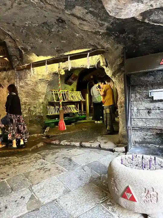銭洗弁財天宇賀福神社(神奈川県)
