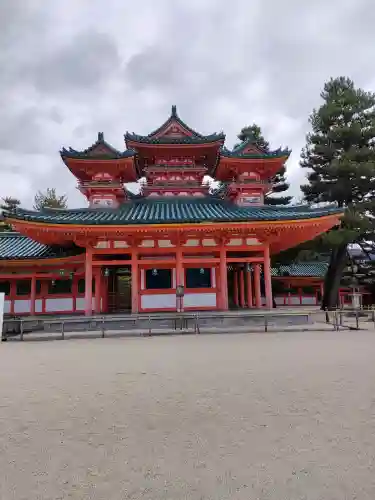 平安神宮の{uncategorized: "未分類", other: "その他", undefined: "問題あり", building: "その他建物", grave: "お墓", sacred_gate: "鳥居", guardian: "狛犬", statue: "像", buddha: "仏像", history: "歴史", nature: "自然", garden: "庭園", animal: "動物", pagoda: "塔", temizu: "手水舎", mountain_gate: "山門・神門", sanctuary: "本殿・本堂", subordinate: "末社・摂社", art: "芸術", scenery: "景色", jizo: "地蔵", ema: "絵馬", goshuin: "御朱印", omikuji: "おみくじ", items: "授与品その他", amulet: "お守り", goshuincho: "御朱印帳", eats: "食事", festival: "お祭り", votive_dance: "神楽", shichigosan: "七五三参", wedding: "結婚式", experience: "体験その他", initially: "初詣", around: "周辺", anti_infection: "感染症対策"}